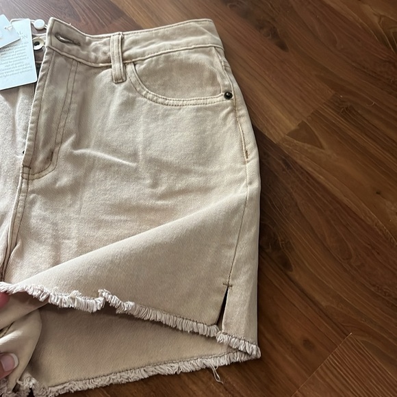 C&V Chelsea and Violet Tan Denim Frayed Cut-off Shorts Size 27 - Picture 3 of 4